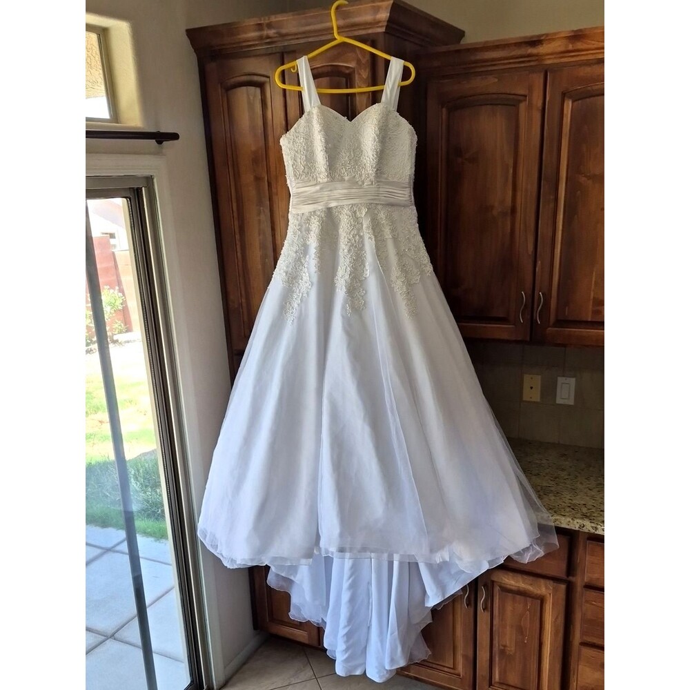 Weeding Gown with Sweetheart Neckline Voluminous Skirt with A Train Sz M/L